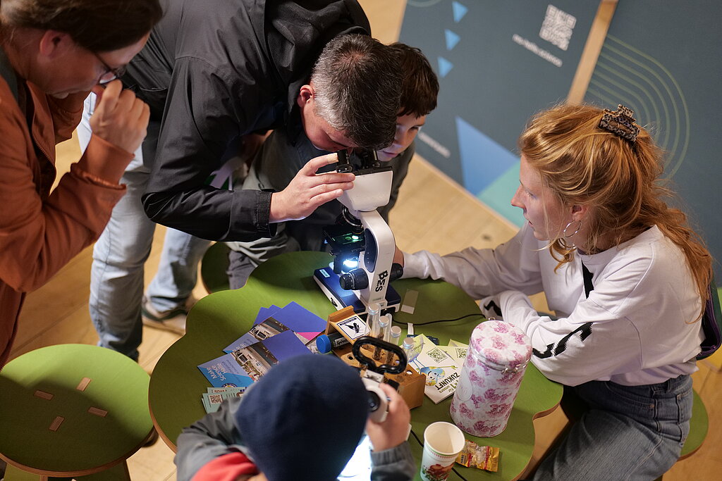 Forschung zum Mitmachen: Make Science Halle auf dem Wissenschaftsmarkt beim SILBERSALZ Festival 2025 Forschung zum Mitmachen: Make Science Halle auf dem Wissenschaftsmarkt beim SILBERSALZ Festival 2025